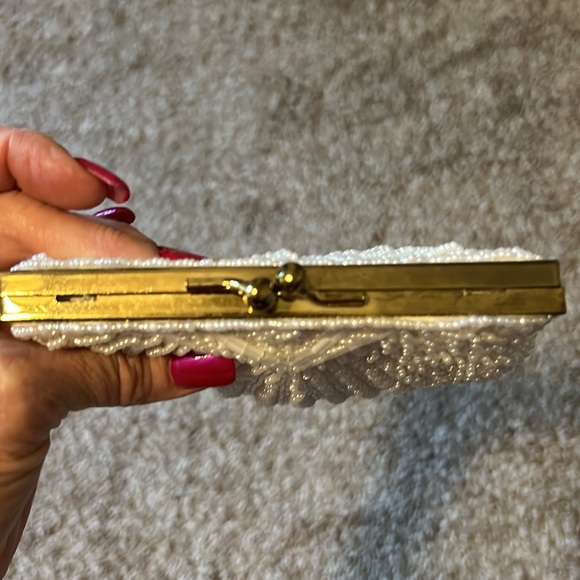 La Regale Vintage LTD handmade Seed Bead Clamshell Formal Wedding Purse - Picture 13 of 14